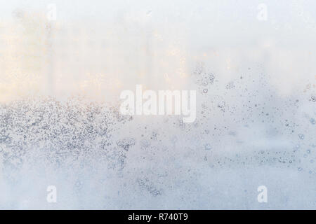 Modello di ghiaccio sulla finestra il pupazzo di neve. Bellissimo sfondo d'inverno. Foto Stock