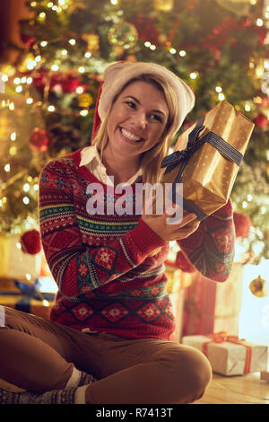 Felice ragazza in Santa's hat con i regali di Natale Foto Stock