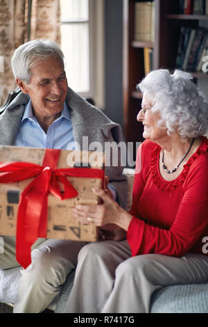 Felice coppia senior con presenta trascorrere il Natale insieme Foto Stock