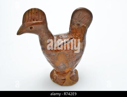 Terraglia risparmio di denaro pentola di terracotta rossa, satinato, slot per monete, risparmio di denaro salvadanaio titolare di scoperta di massa ceramica smalto terracotta smalto di piombo, stampati a mano vetri stampati in ceramica cotta saver. Stilizzata con pettine trasparente e la coda Small foot. Fessura per le monete sul retro in Terracotta Rossa di smalto piombo bruno macchiettato smalto sotto la coda punto grigio archeologia della città di Rotterdam triangolo Groenendaal fossa sotterranea ceramiche indigene salva bambino play money store reperto archeologico nel suolo di Rotterdam fossa sotterranea Groenendaal (canal draga) Settembre 20, 1976. Foto Stock