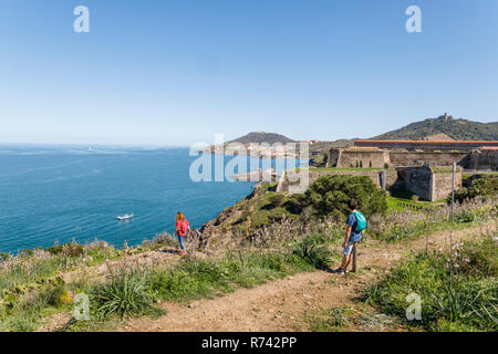 Francia, Pirenei orientali, Cote Vermeille, Collioure, sentiero costiero, il Fort Miradou proprietà dell'esercito e Port Vendres in background // Francia, Py Foto Stock