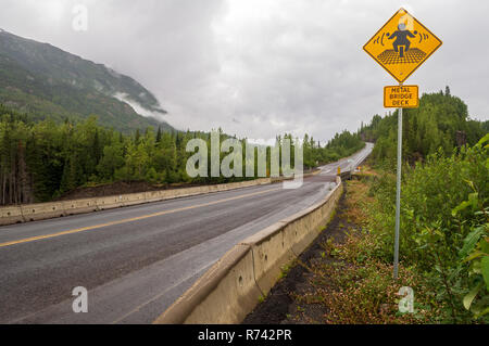 Ponte Metallico Deck segno di avvertimento dal fiume Burrage in British Columbia, Canada Foto Stock