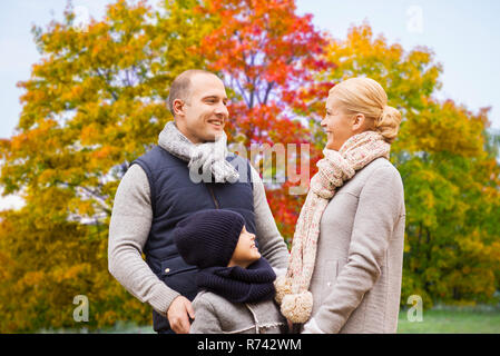 La famiglia felice su autunno sfondo parco Foto Stock