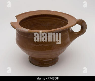 Camera in ceramica pentola, facile da utilizzare su cavalletto con piedi strette e orecchio permanente, vaso sanitario titolare terreno trovato terracotta ceramica smalto smalto di piombo, girate a mano cotto smaltato grande camera di terracotta pentola su cavalletto. Red shard interamente vetrato tranne la parte inferiore del fondo. Giallo tenue striscia in smalto doppia forma conica con quasi retta parete laterale. Apertura del collo largo e stretto piedi. Piana inclinata leggermente il bordo superiore. Bandoor permanente al di sopra del bordo eccellente archeologia ceramiche indigene drenaggi notte camera da letto igiene Foto Stock