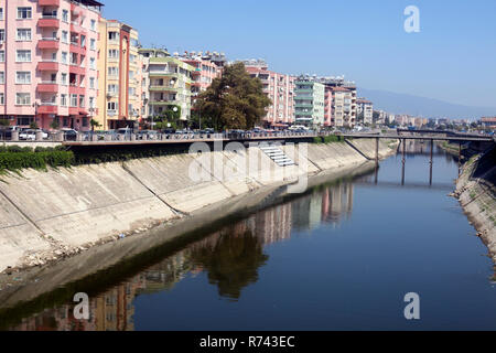 Il fiume Oronte (Asi Nehri) ed edifici in Antakya (Antiochia), Turchia. Foto Stock