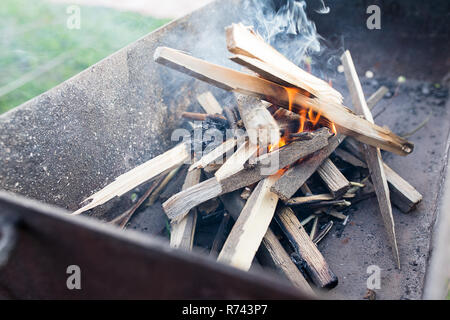 Incendio scoppiato nel grill. Fettucce bruciando un angolo. Foto Stock