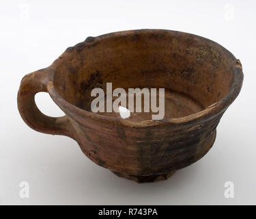 In terracotta ciotola pap, rosso di Shard, internamente smaltato strappato bandoor nella parte superiore, su supporto, papkom vaschetta porta-stoviglie terraglie ceramiche Maiolica smalto smalto di piombo, girate a mano smaltato cotto vaso di terracotta ciotola red shard all'interno rivestito con smalto piombo sormontata anello schiacciato supporto ad anello tracce sul lato inferiore dei denti rotanti archeologia ceramiche indigene cibo cucina cucina preparare la bevanda alimentare Foto Stock