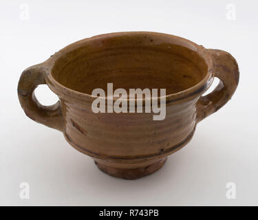 In terracotta ciotola pap, rosso di Shard, interamente ricoperta con smalto di piombo, due bandors, su supporto, papkom vaschetta porta-stoviglie terra scoperta ceramiche Maiolica smalto smalto di piombo, girato a mano cotto smaltato in terracotta ciotola pap red shard interamente ricoperta con smalto piombo due sulla parte superiore schiacciato bandors standring archeologia indigeni porridge in ceramica a mangiare cibo cucina cucina Foto Stock