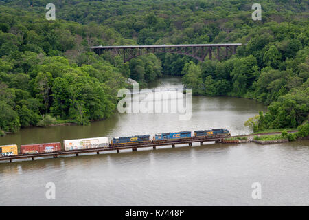 Un treno merci attraversando Popolopen Creek come esso alimenta il fiume Hudson al di sotto di un sentiero escursionistico e l'autostrada 9W. Bear Mountain Bridge, New York Foto Stock