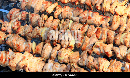 Stuzzicanti spiedini closeup. Cuocere la carne di maiale. Pranzo a barbecue Foto Stock