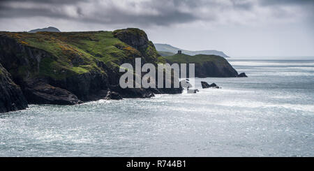 Cava di vecchi edifici in cima alla scogliera a Abereiddy in Il Pembrokeshire Coast National Park, il Galles. Foto Stock