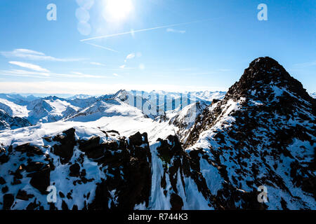 Splendida vista delle Alpi nella soleggiata giornata invernale, Austria, Stubai, Stubaier Gletscher resort Foto Stock