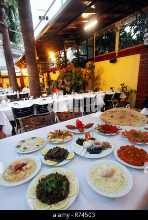 Turca tradizionale aperitivo cibo al ristorante tavolo. Foto Stock