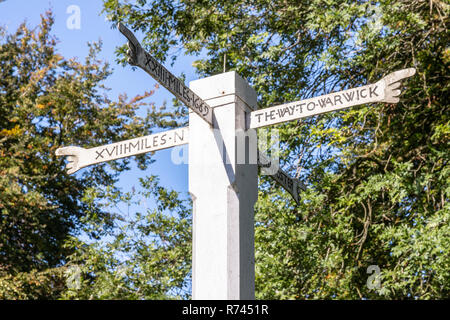 Izods Post o Izods Cross Hands risalente al 1669 eretto Westington sulla collina sopra la città di Cotswold di Chipping Campden, GLOUCESTERSHIRE REGNO UNITO Foto Stock