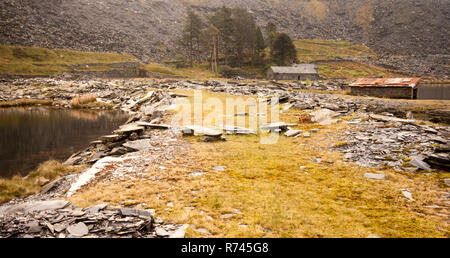 In disuso miniera di ardesia lavorazioni a Blaenau Ffestiniog nelle montagne di Snowdonia, il Galles del Nord. Foto Stock