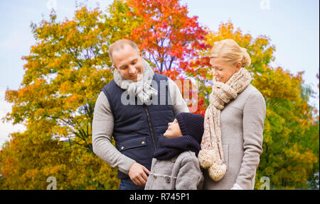 La famiglia felice su autunno sfondo parco Foto Stock