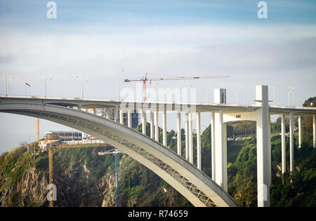 Vista in lontananza alcuni lavori dietro il ponte Arrabida in porto. Foto Stock