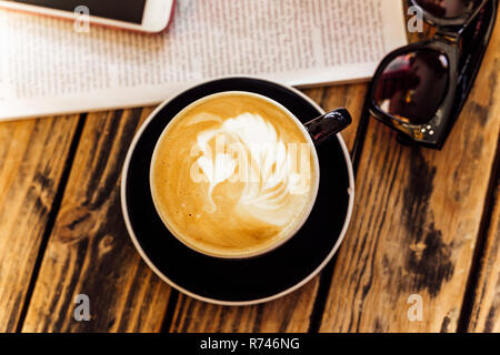 Latte Art in tazza di caffè Foto Stock