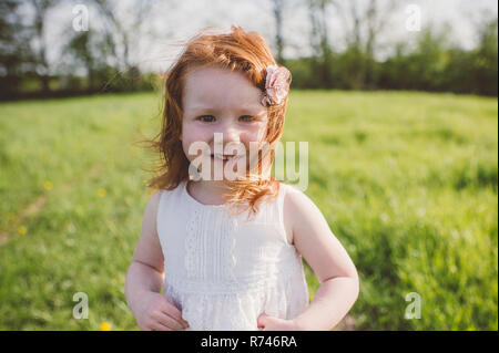 Bambina in posizione di parcheggio Foto Stock