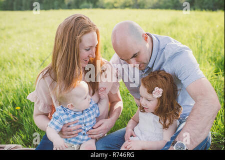 I genitori e i bambini relax nel parco Foto Stock