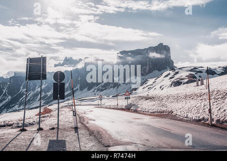 Strada rurale nelle montagne innevate, Dolomiti, Italia Foto Stock
