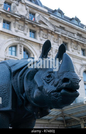 "Rhinocéros', una scultura da Henri-Antoine Jacquemart, sulla spianata del Museo Orsay vicino all'ingresso visitatori Foto Stock