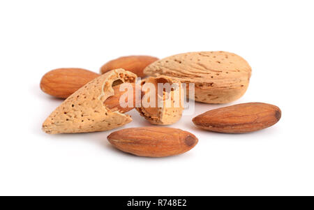 Mandorla in guscio e sgusciati isoalted su sfondo bianco. Foto Stock