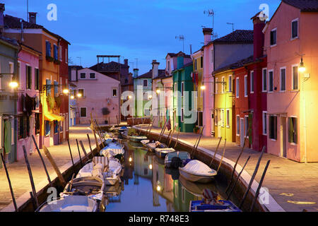 Tradizionali case multicolori sul lungomare al tramonto, Burano, Venezia, Veneto, Italia Foto Stock