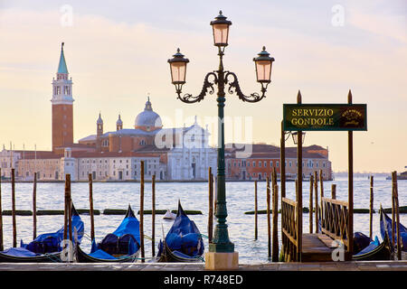 Gondole su piazza San Marco waterfront con la chiesa di San Giorgio Maggiore in background, Venezia, Veneto, Italia Foto Stock