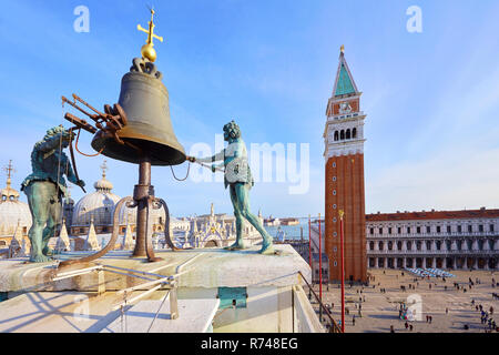 Campana sulla St Marks clock tower con vista di Piazza San Marco, Venezia, Veneto, Italia Foto Stock