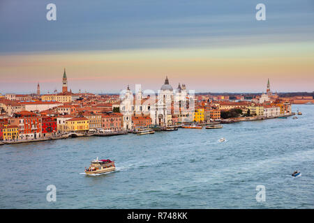 Scenic cityscape oltre il canale della Giudecca al tramonto, Venezia, Veneto, Italia Foto Stock