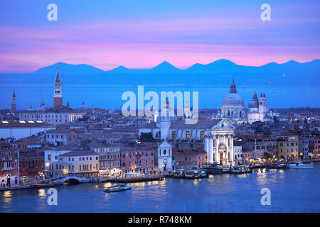 Scenic cityscape oltre il canale della Giudecca di notte, Venezia, Veneto, Italia Foto Stock