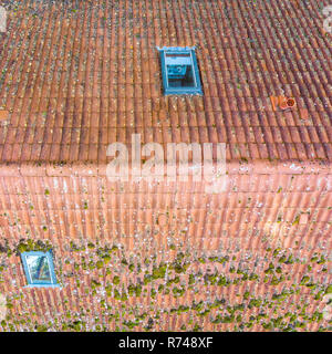 Ispezione del tetto di tegole rosse e di un singolo-casa famiglia, Ispezione della condizione delle tegole sul tetto di una casa unifamiliare. Foto Stock