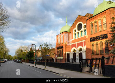 London, England, Regno Unito - 10 Aprile 2017: l'Imam Khoei Centro Islamico sorge in mezzo alle case su una strada suburbana in Brondesbury, a nord di Londra. Foto Stock