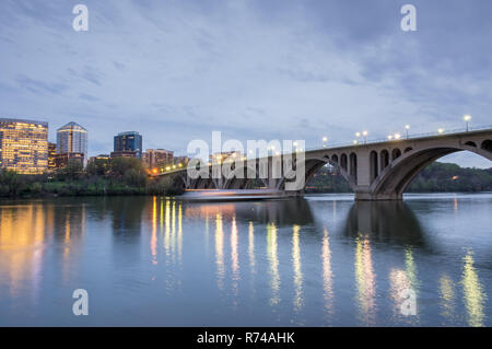 Crepuscolo sopra Key Bridge. Girato da Georgetown a Washington DC guardando verso Rosslyn, Virginia. Foto Stock