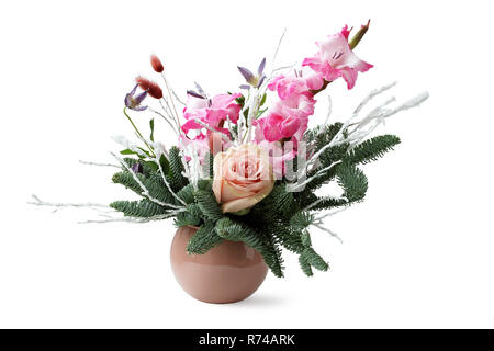 Composizione di inverno in una pentola marrone - rami di abete rosso, rosa gladiolus, crema rosa, fiore essiccato spikelets e ramoscelli coperto con neve artificiale Foto Stock