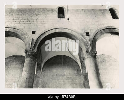 Umbria Perugia Bovara S. Pietro di Bovara, questa è la mia Italia, il paese italiano di storia visiva, architettura medievale, romanica del XII secolo. Il Campanile aggiunto in 1582. La facciata restaurata con rose e bifora windows, fregi decorativi, e l'iscrizione. Interno è con volta a botte con una finestra trifora crocifisso in legno del XII secolo e la scultura scolpita coro acquasantiere. Post-architettura medievale, chiostro rinascimentale con una a due piani con loggia presbiterio moderno affresco Foto Stock