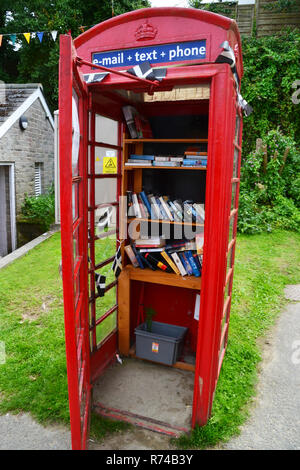 I libri in una casella Telefono a Gorren Haven, Cornwall, Regno Unito Foto Stock