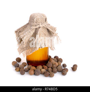 Allspices olio essenziale. Isolato su sfondo bianco Foto Stock