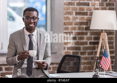 African American businessman di bere il caffè in ufficio Foto Stock