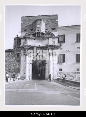 Umbria Terni Amelia Porta Romana, questa è la mia Italia, il paese italiano di storia visiva, post-medievale Porta Romana e porta della città risalente al 1703 Antichità parete poligonale a lato della Porta Romana, 5th-4mo secolo A.C. Foto 1985 Foto Stock