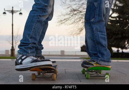 Due giovani ragazzi stand sullo skateboard Foto Stock