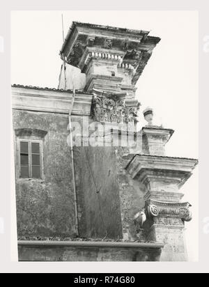 Umbria Terni Amelia cattedrale, questa è la mia Italia, il paese italiano di storia visiva, lapidi medioevali, fonte battesimale. Post-medievale originale chiesa romanica completamente rimodellato 1640. Architettura, scultura architettonica, viste degli interni tra cui altare e organo, fonte battesimale, tombe, pavimentazione da Sangallo, dipinti, affreschi. Ampia copertura di esterno, navate interne e degli altari, tombe, cappella sepolcrale e dipinti. Foto Stock
