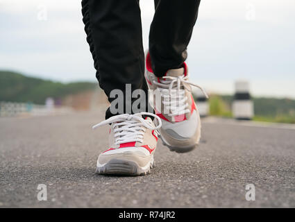 Close up girl scarpe camminando Foto Stock