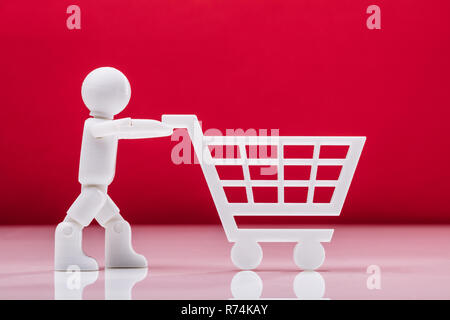 Figura umana che trasportano Shopping Card Foto Stock