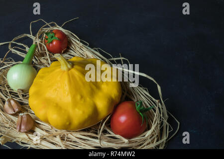 Organico fresche verdure di stagione - zucca, squash, la barbabietola rossa su sfondo di legno Foto Stock