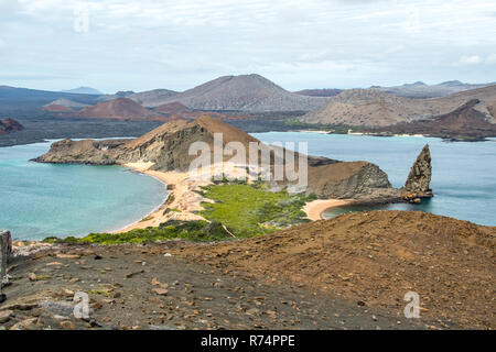 Panorama sulla lava pinnacle e isola di Santiago visto dalla vetta del Bartolome isola cratere, Isole Galapagos Foto Stock