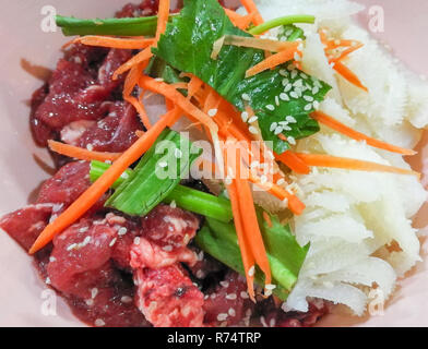 Lo Shabu carni bovine set / deliziosa shabu materie di carni bovine e di sesamo bianco sulla carne con la carota e culantro sulla sommità shabu ciotola per cuocere bolliti Foto Stock