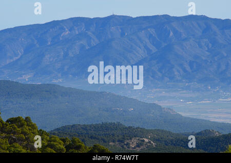 Aleppo e foreste di pini in Sierra Espuña massiccio, con la Sierra de Carrascoy in background, Murcia (Spagna sud-orientale) Foto Stock