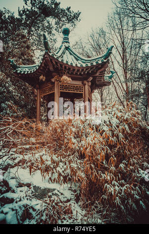 Pagoda coperta di neve bianca Foto Stock